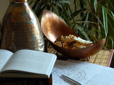 Dieci divinità: il codice delle relazioni in otto parole